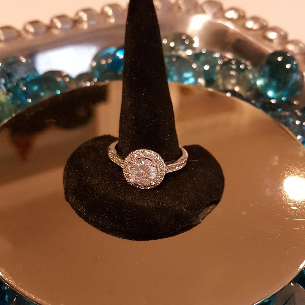 SOLD) ROUND HALO ENGAGEMENT RING